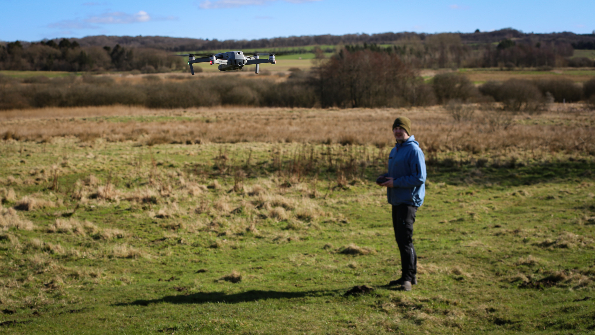 Steffen Verlin holder øje med sin flyvende drone, mens han sender den af sted ud i landskabet